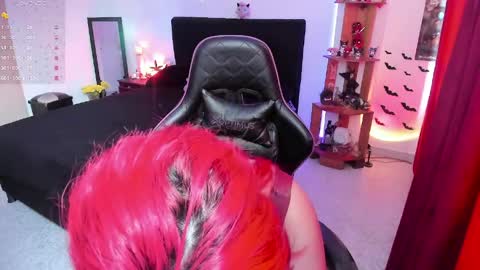 Snapshot of _lucyx__ chatting on 03.31.26 Queen. Help me reach 100 thumbs up online show from 03.31.26