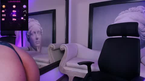 Snapshot of _luna_dupont_ chatting on 01.23.25 Luna online show from 01.23.25