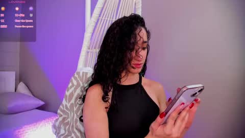 Snapshot of _luna_dupont_ chatting on 02.10.25 Luna online show from 02.10.25