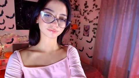 Snapshot of _lunara_adams_ chatting on 10.23.25 Luna online show from 10.23.25