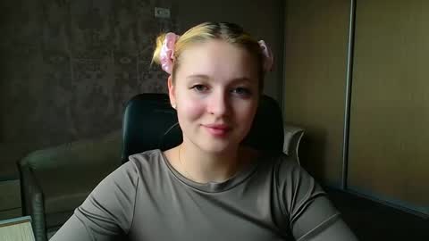 Snapshot of _mila_la_ chatting on 05.11.26 Melanie online show from 05.11.26