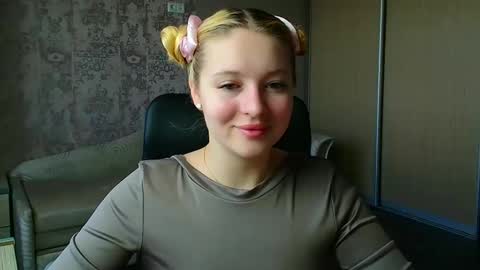 Snapshot of _mila_la_ chatting on 05.16.26 Melanie online show from 05.16.26