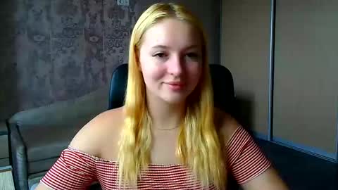 Snapshot of _mila_la_ chatting on 06.06.26 Melanie online show from 06.06.26