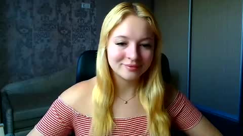 Snapshot of _mila_la_ chatting on 06.12.26 Melanie online show from 06.12.26