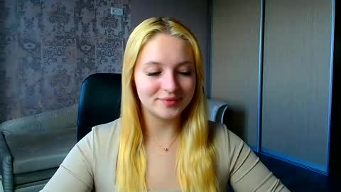 Snapshot of _mila_la_ chatting on 06.17.26 Melanie online show from 06.17.26