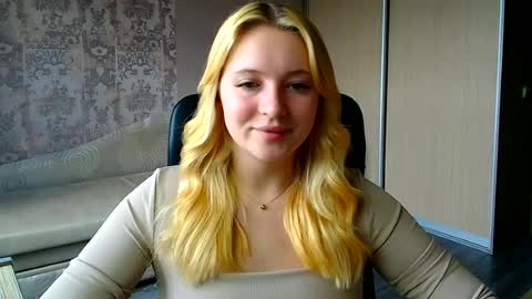 Snapshot of _mila_la_ chatting on 07.04.26 Melanie online show from 07.04.26