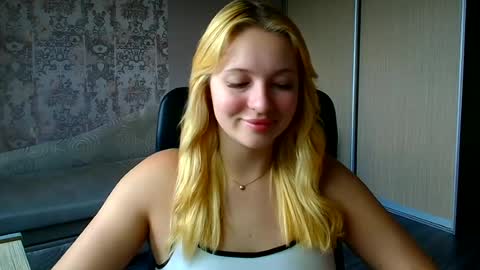 Snapshot of _mila_la_ chatting on 07.06.26 Melanie online show from 07.06.26