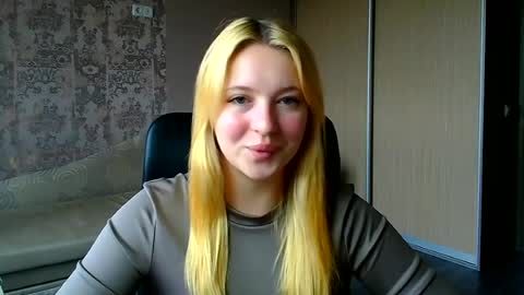 Snapshot of _mila_la_ chatting on 07.08.26 Melanie online show from 07.08.26