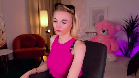 Snapshot of _mila_lux_ chatting on 05.19.26 Mila online show from 05.19.26