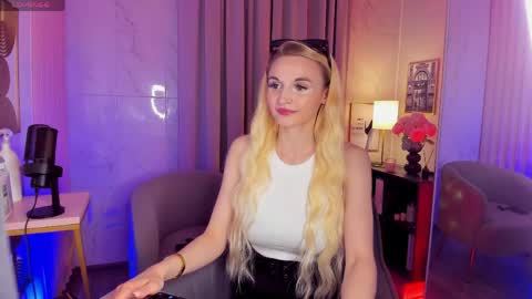 Snapshot of _mila_lux_ chatting on 05.25.26 Mila online show from 05.25.26