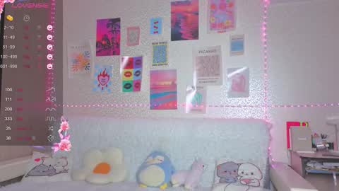 Snapshot of _missbella_ chatting on 11.28.25 Bella online show from 11.28.25