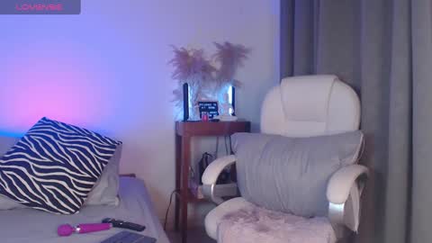 Snapshot of _naia_ross1 chatting on 10.01.25 Naia Ross online show from 10.01.25