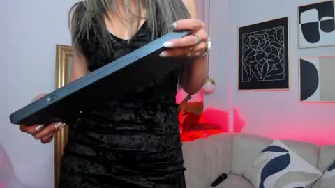 _nicoletteshea_ online show from 05.20.26
