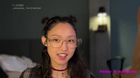 Snapshot of _octopussy_ chatting on 10.11.25 Mikayla online show from 10.11.25