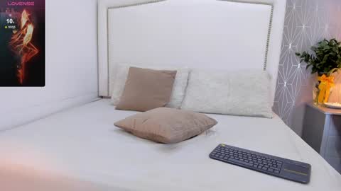  peach1  online show from 02.04.25