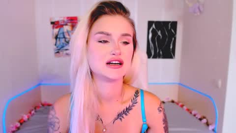 Snapshot of _ravena chatting on 09.29.25 _ravena online show from 09.29.25