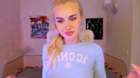 Snapshot of _ravena chatting on 11.03.25 _ravena online show from 11.03.25