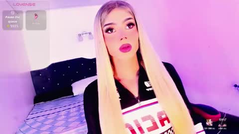 Snapshot of _rosedewitt_ chatting on 11.14.25 Rose De Witt online show from 11.14.25