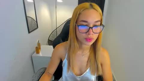 Snapshot of _scarlet_0 chatting on 03.31.26 Valerie online show from 03.31.26
