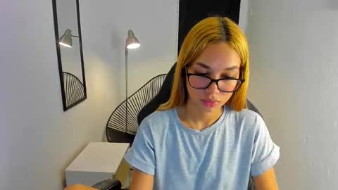 Snapshot of _scarlet_0 chatting on 04.09.26 Valerie online show from 04.09.26