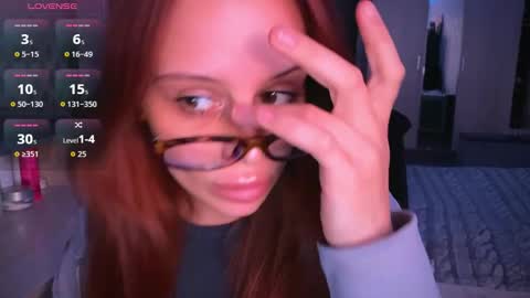 Snapshot of _slutty_fox_ chatting on 09.30.25 Alice online show from 09.30.25