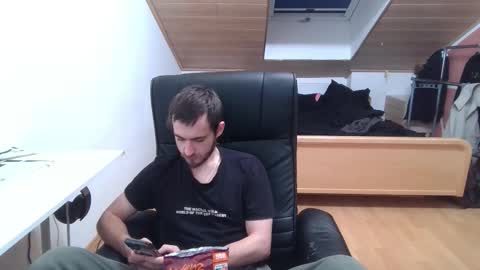 Snapshot of _v_l_a_d_ chatting on 10.28.25 Vlad online show from 10.28.25