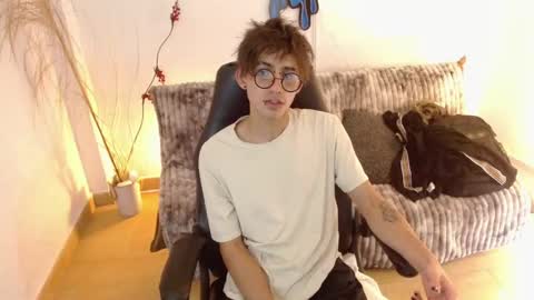 Snapshot of aaronbeer_ chatting on 02.04.26 Aaron online show from 02.04.26