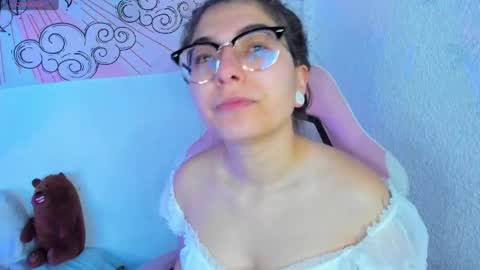 Snapshot of abbie_senjen chatting on 05.01.26 April online show from 05.01.26