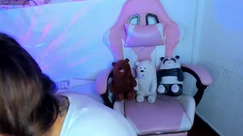 Snapshot of abbie_senjen chatting on 05.02.26 April online show from 05.02.26