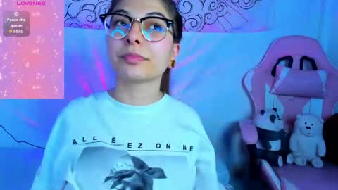 Snapshot of abbie_senjen chatting on 05.18.26 April online show from 05.18.26