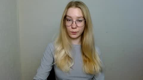 Abby Lovense is active online show from 11.11.25