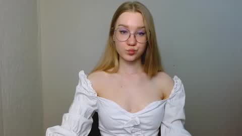 Abby Lovense is active online show from 02.21.26