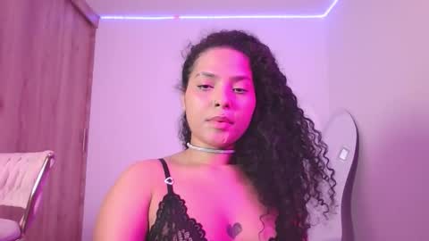 Snapshot of abril_ricci chatting on 10.13.25 Abril  online show from 10.13.25