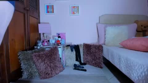 Snapshot of abrilrussell_ chatting on 11.17.25 Abril online show from 11.17.25