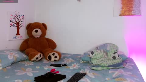 Snapshot of adams_niki chatting on 02.15.25 ADAMS Y NIKI online show from 02.15.25