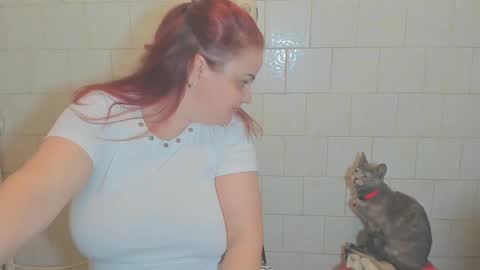 Snapshot of adelamilfsexy chatting on 12.26.24 izabellamilf online show from 12.26.24