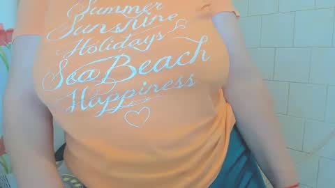 Snapshot of adelamilfsexy chatting on 02.14.25 izabellamilf online show from 02.14.25