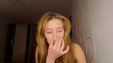 Snapshot of adellqueen chatting on 05.11.26 Adell online show from 05.11.26