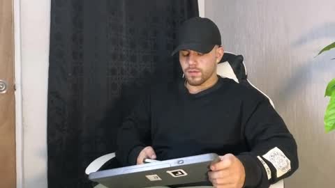 Snapshot of ades_lowe chatting on 10.07.25 Ades online show from 10.07.25