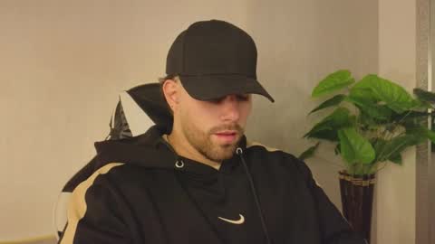 Snapshot of ades_lowe chatting on 11.29.25 Ades online show from 11.29.25