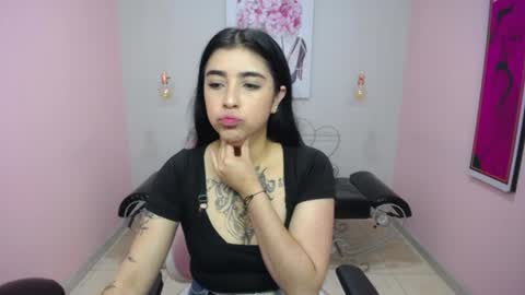 Snapshot of adri_gomez_1 chatting on 05.11.26 Adri online show from 05.11.26