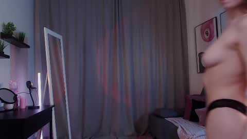 Snapshot of adria_arjona chatting on 06.25.26 Eva online show from 06.25.26