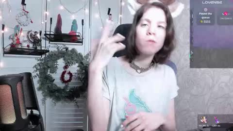 Snapshot of aesthetic_being chatting on 12.20.25 Tiana online show from 12.20.25