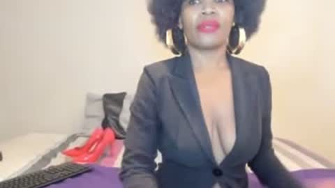 Snapshot of aficangagqueen chatting on 06.17.26 AfricanSquirtQueen online show from 06.17.26