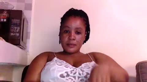 Snapshot of african005 chatting on 12.21.25 loise online show from 12.21.25