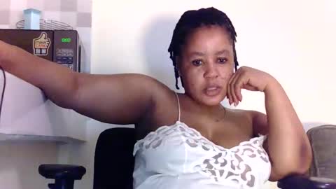 Snapshot of african005 chatting on 12.22.25 loise online show from 12.22.25
