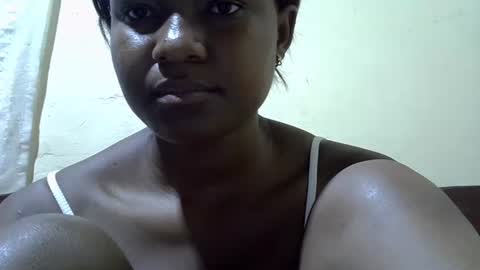 Snapshot of africanngirl chatting on 01.05.25 africanngirl online show from 01.05.25