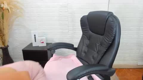 Snapshot of ahisha09 chatting on 02.18.25 Ahisha online show from 02.18.25