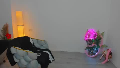 Snapshot of aileen_stone chatting on 12.01.25 Aileen online show from 12.01.25