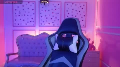 Snapshot of ailen_t_ chatting on 10.19.25 ailen online show from 10.19.25